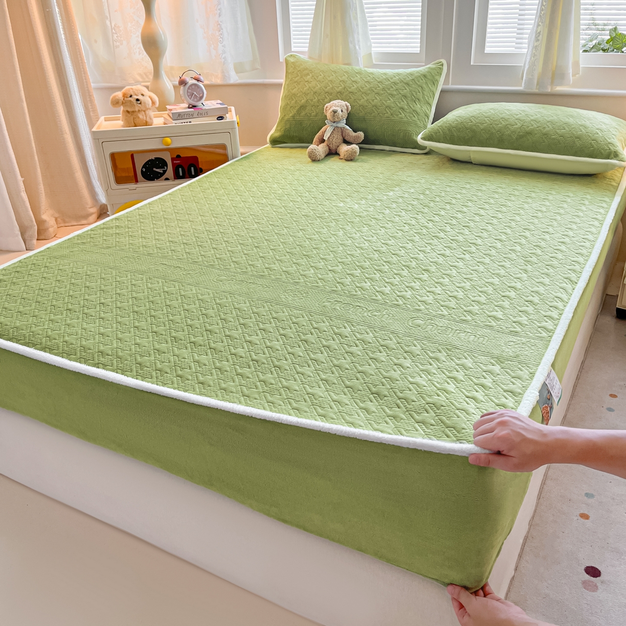 91家纺网 家纺一手货源 找家纺 卡伦家纺 2025新款抗菌雕花牛奶绒千鸟格夹棉床笠系列 千鸟格床笠-绿