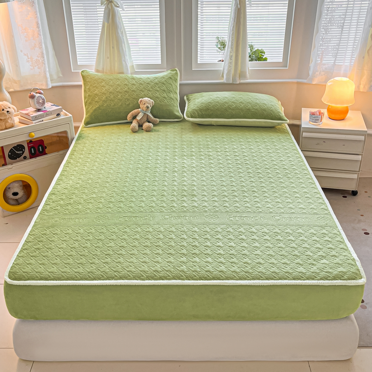 91家纺网 家纺一手货源 找家纺 卡伦家纺 2025新款抗菌雕花牛奶绒千鸟格夹棉床笠系列 千鸟格床笠-绿