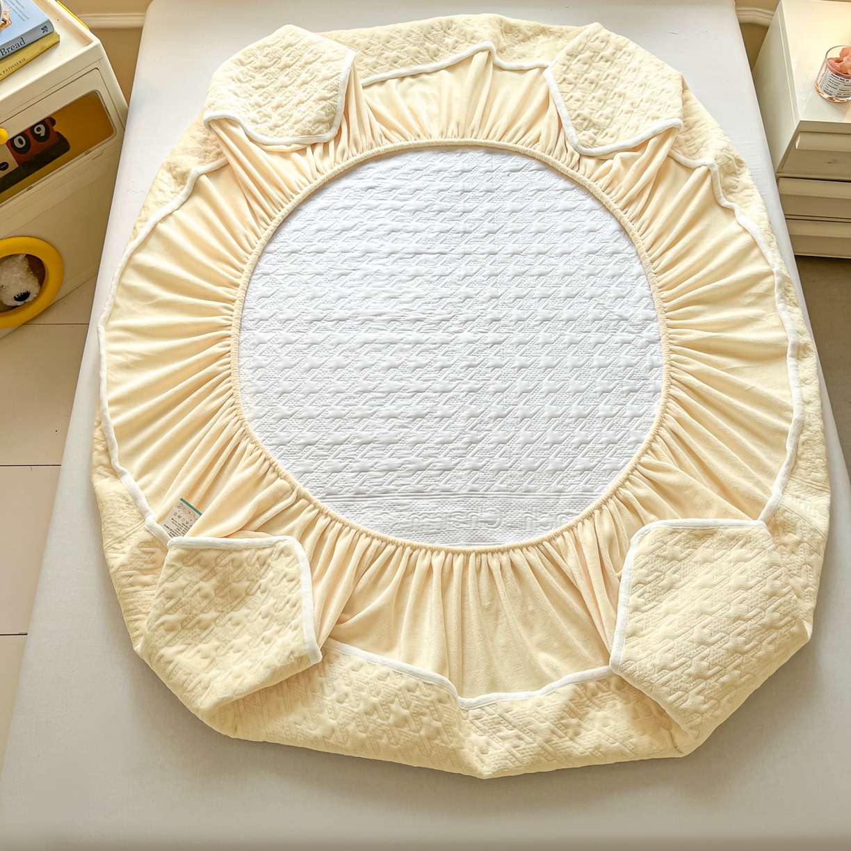 91家纺网 家纺一手货源 找家纺 卡伦家纺 2025新款抗菌雕花牛奶绒千鸟格夹棉床笠系列 千鸟格床笠-黄