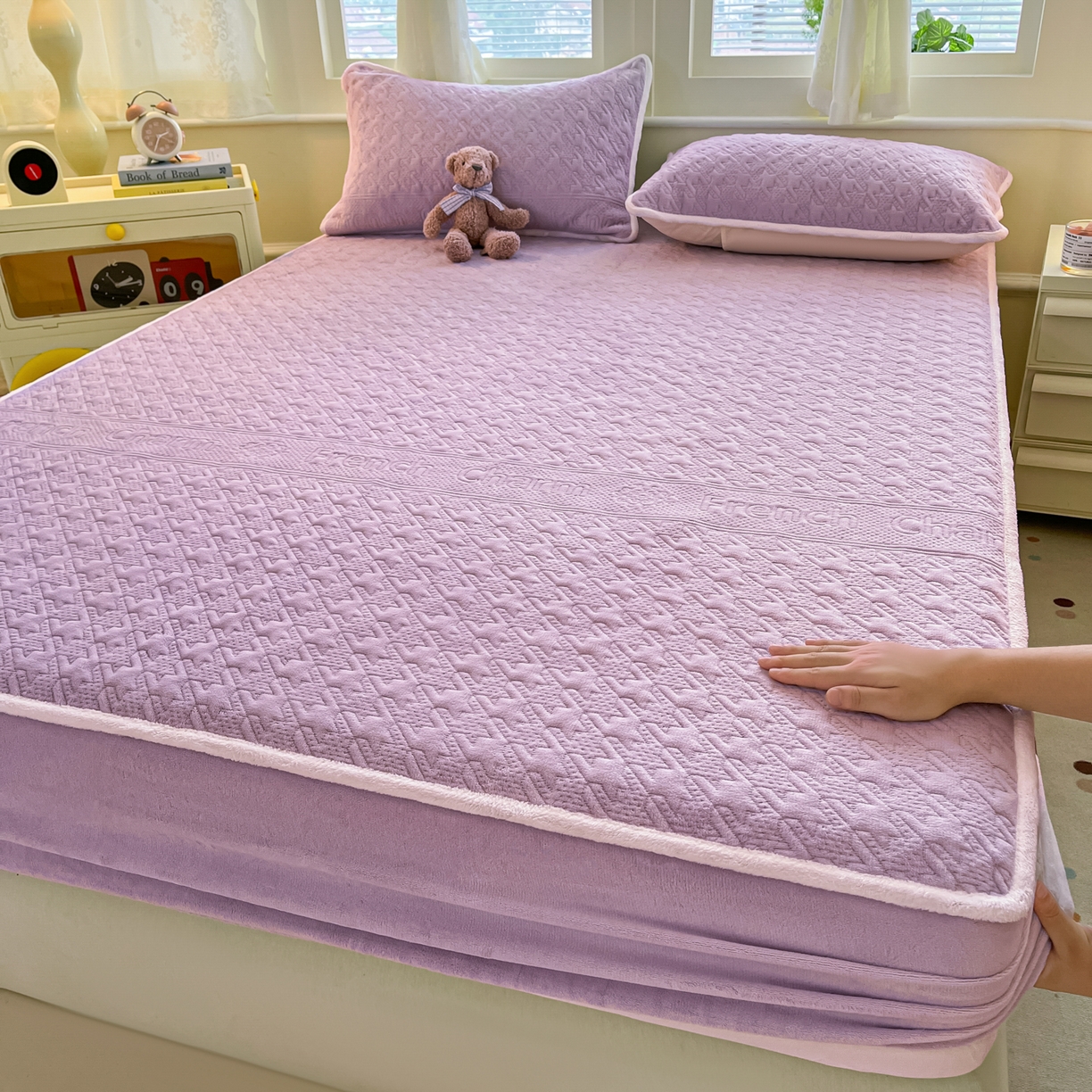 91家纺网 家纺一手货源 找家纺 卡伦家纺 2025新款抗菌雕花牛奶绒千鸟格夹棉床笠系列 千鸟格床笠-紫