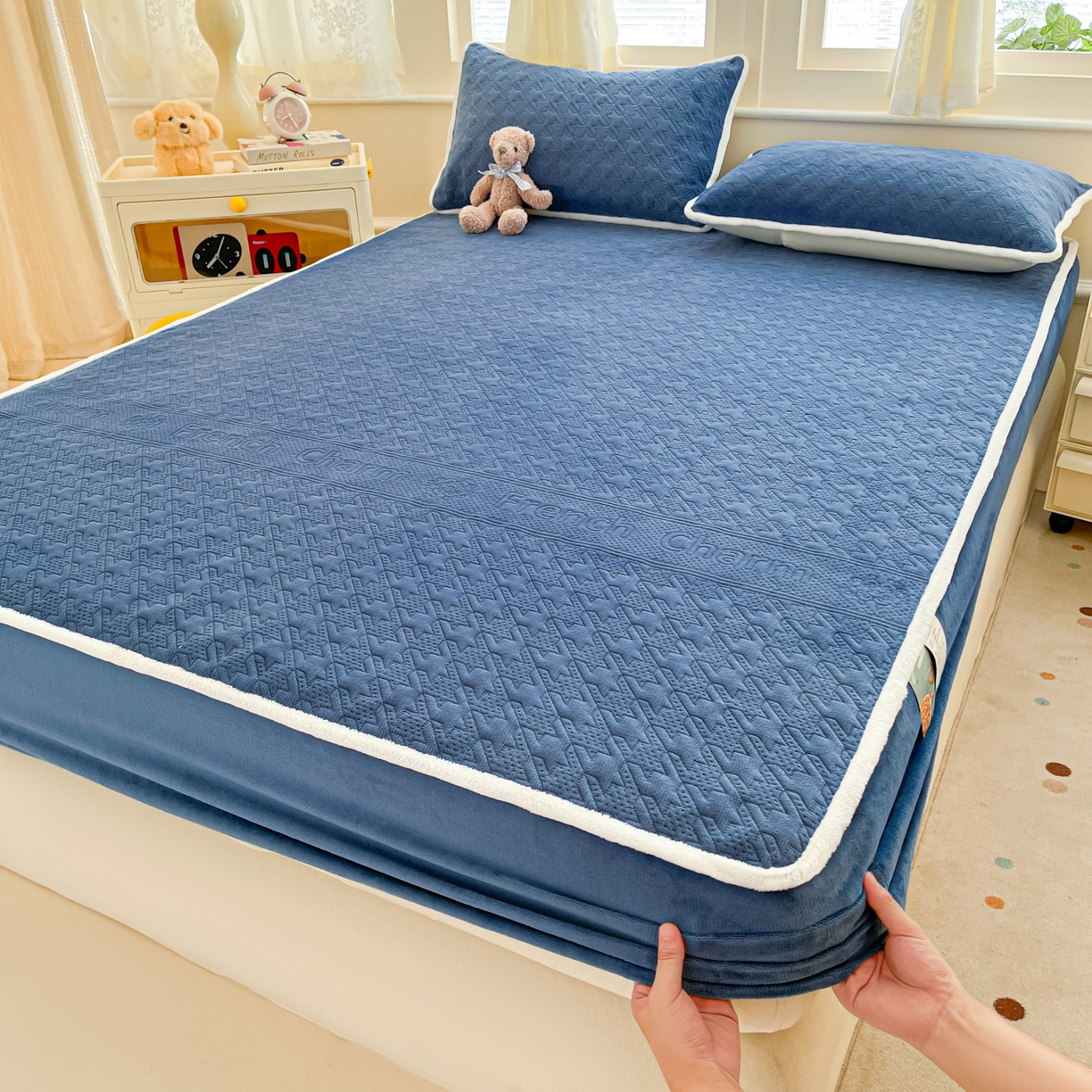 卡伦家纺 2025新款抗菌雕花牛奶绒千鸟格夹棉床笠系列 千鸟格床笠-蓝