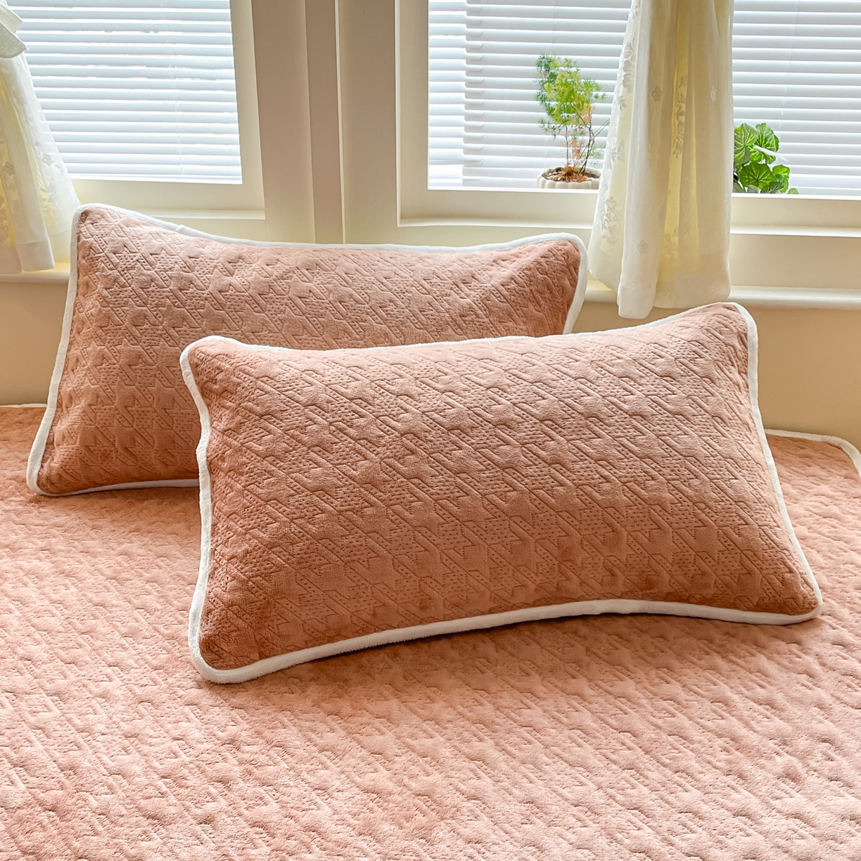 91家纺网 家纺一手货源 找家纺 卡伦家纺 2025新款抗菌雕花牛奶绒千鸟格夹棉床笠系列 千鸟格床笠-暖橙