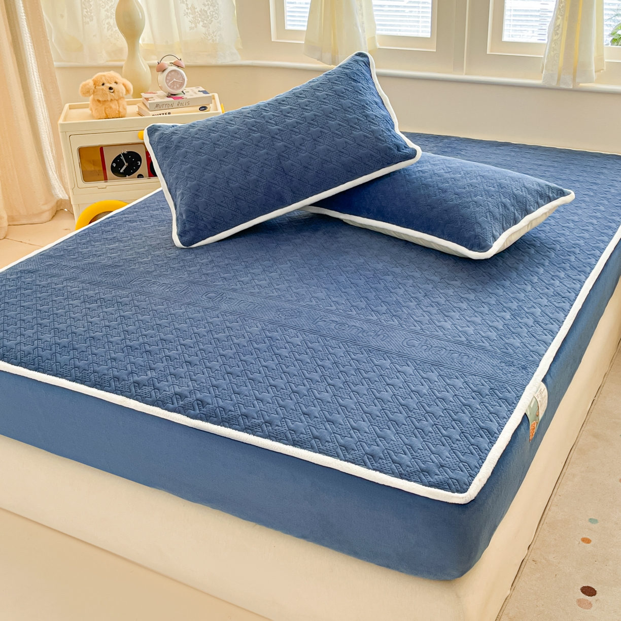 91家纺网 家纺一手货源 找家纺 卡伦家纺 2025新款抗菌雕花牛奶绒千鸟格夹棉床笠系列 千鸟格床笠-蓝