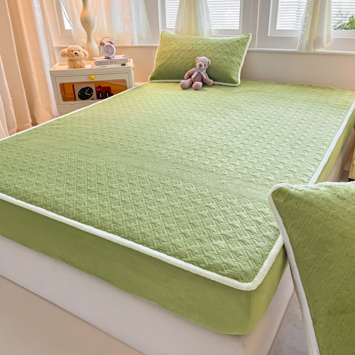 91家纺网 家纺一手货源 找家纺 卡伦家纺 2025新款抗菌雕花牛奶绒千鸟格夹棉床笠系列 千鸟格床笠-绿