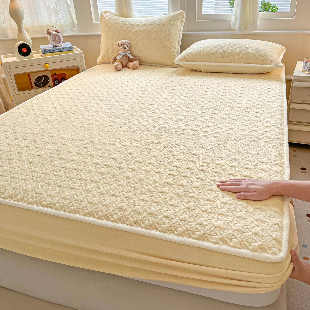 91家纺网 家纺一手货源 找家纺 卡伦家纺 2025新款抗菌雕花牛奶绒千鸟格夹棉床笠系列 千鸟格床笠-黄