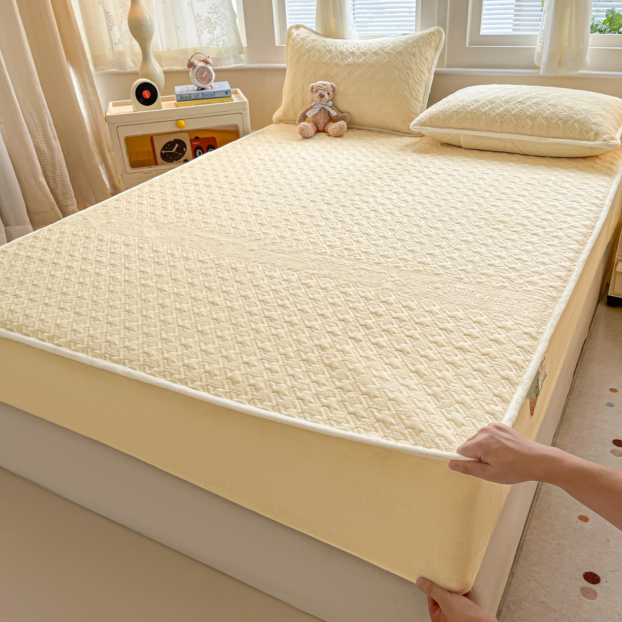 91家纺网 家纺一手货源 找家纺 卡伦家纺 2025新款抗菌雕花牛奶绒千鸟格夹棉床笠系列 千鸟格床笠-黄