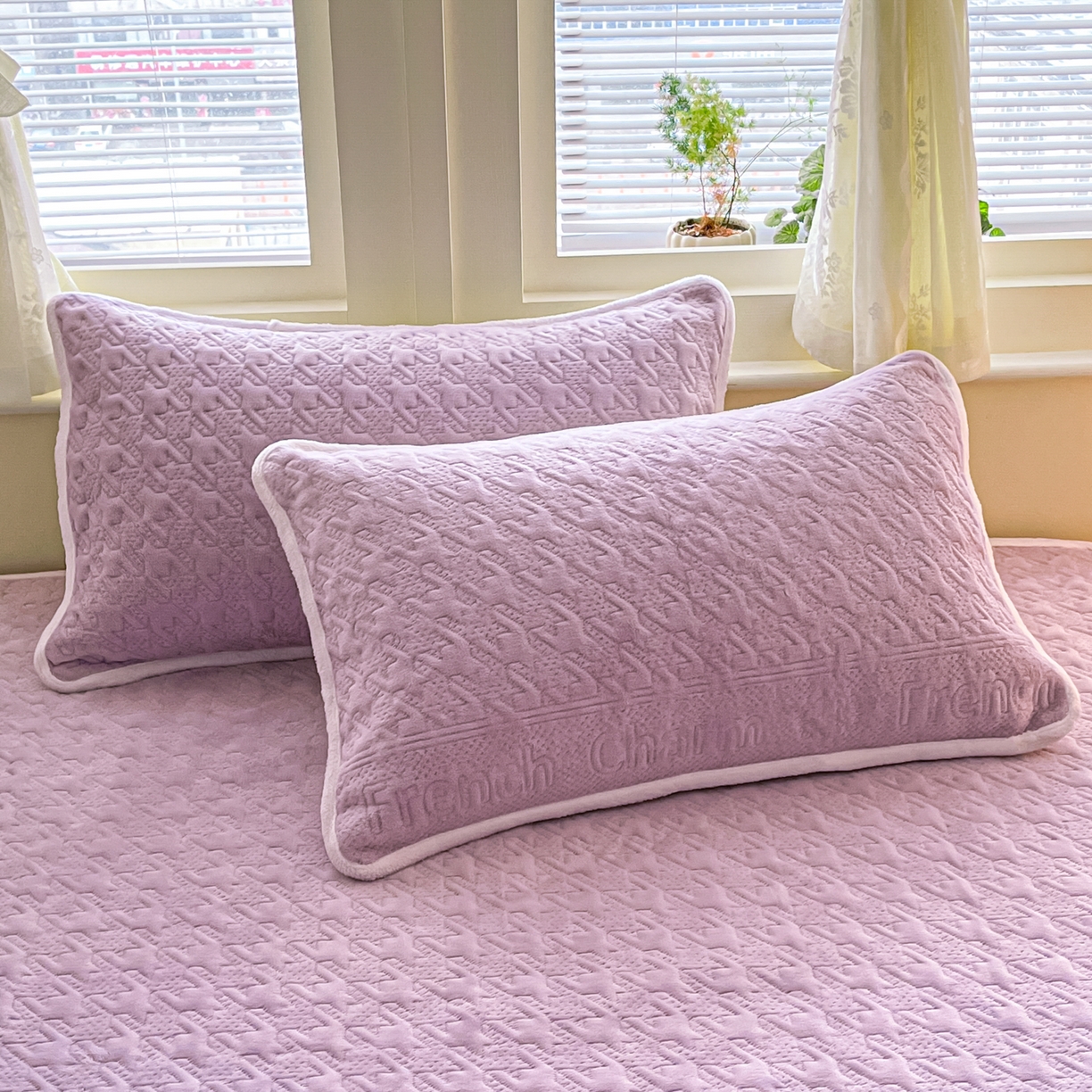 91家纺网 家纺一手货源 找家纺 卡伦家纺 2025新款抗菌雕花牛奶绒千鸟格夹棉床笠系列 千鸟格床笠-紫