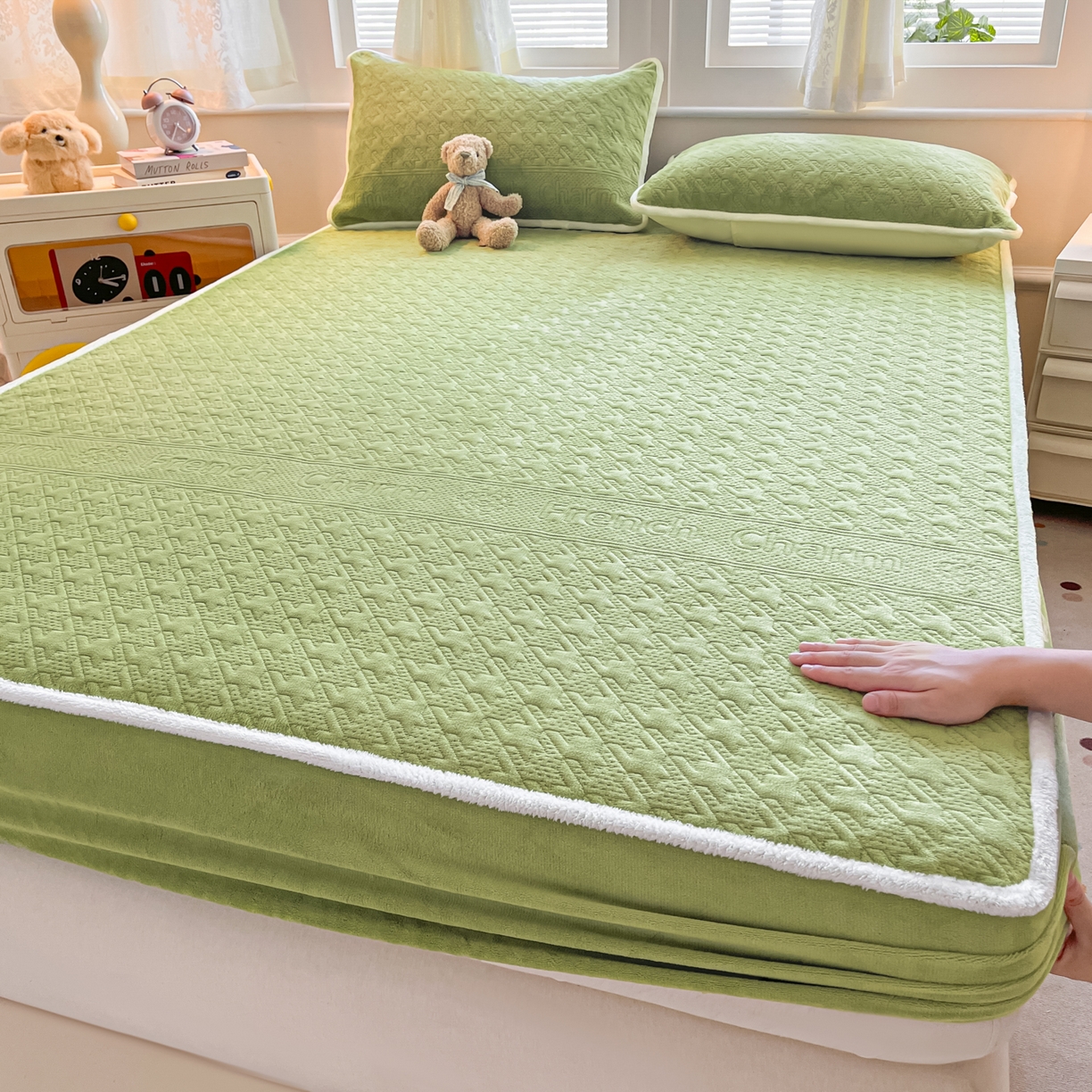 91家纺网 家纺一手货源 找家纺 卡伦家纺 2025新款抗菌雕花牛奶绒千鸟格夹棉床笠系列 千鸟格床笠-绿