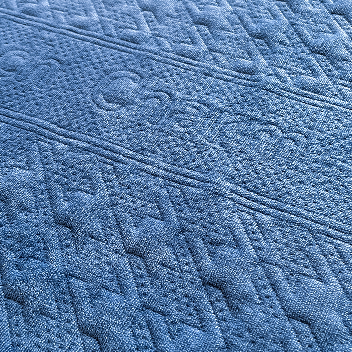 91家纺网 家纺一手货源 找家纺 卡伦家纺 2025新款抗菌雕花牛奶绒千鸟格夹棉床笠系列 千鸟格床笠-蓝