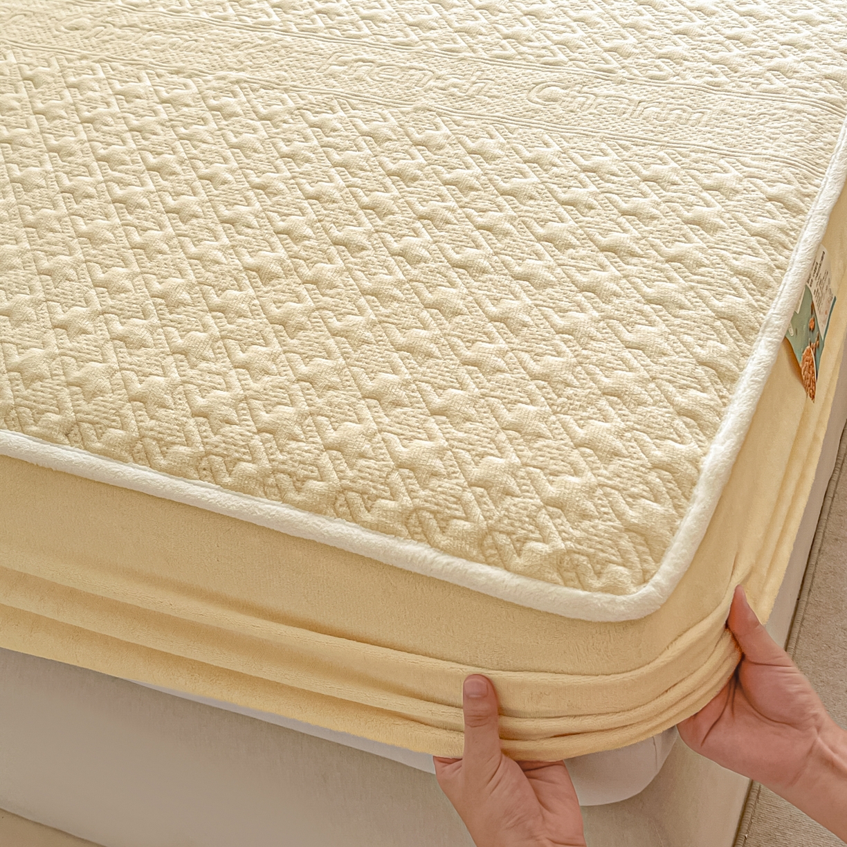 91家纺网 家纺一手货源 找家纺 卡伦家纺 2025新款抗菌雕花牛奶绒千鸟格夹棉床笠系列 千鸟格床笠-黄