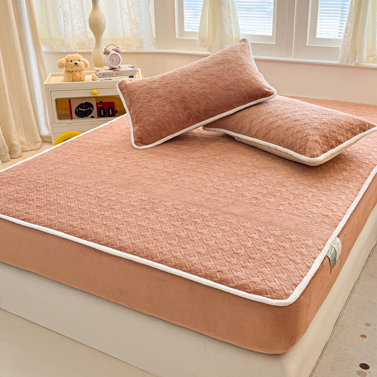 91家纺网 家纺一手货源 找家纺 卡伦家纺 2025新款抗菌雕花牛奶绒千鸟格夹棉床笠系列 千鸟格床笠-暖橙