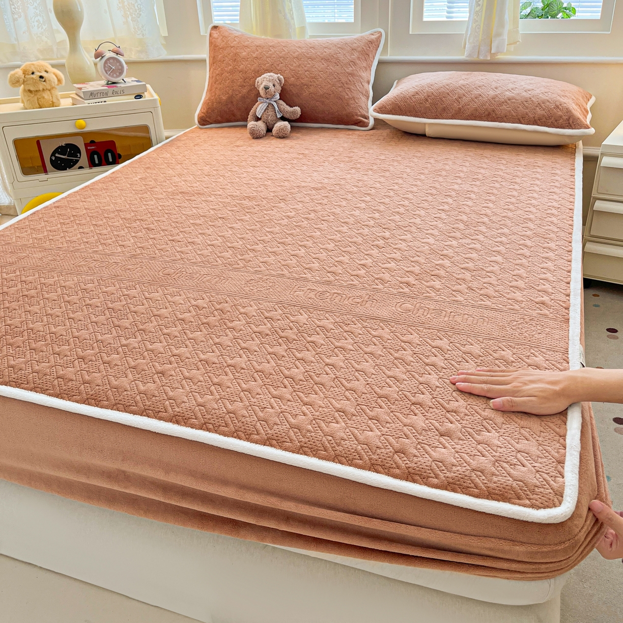 91家纺网 家纺一手货源 找家纺 卡伦家纺 2025新款抗菌雕花牛奶绒千鸟格夹棉床笠系列 千鸟格床笠-暖橙