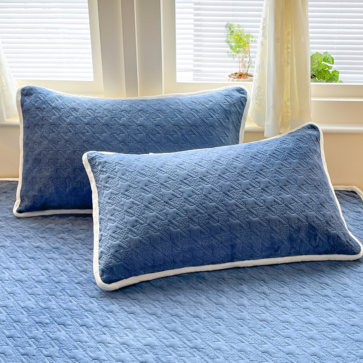 91家纺网 家纺一手货源 找家纺 卡伦家纺 2025新款抗菌雕花牛奶绒千鸟格夹棉床笠系列 千鸟格床笠-蓝