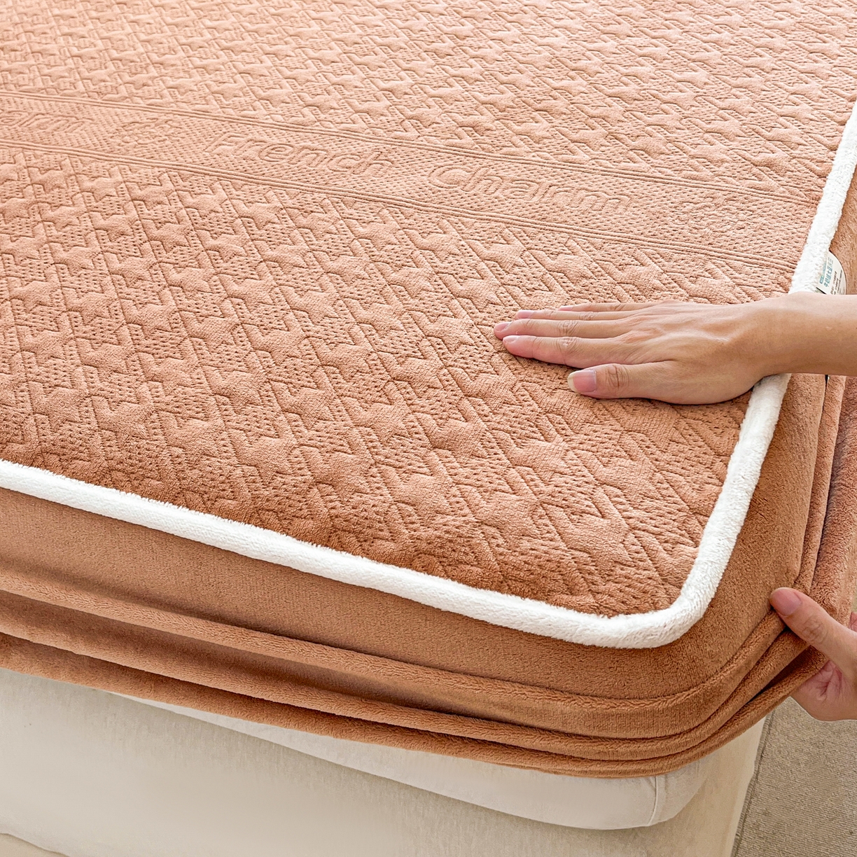 91家纺网 家纺一手货源 找家纺 卡伦家纺 2025新款抗菌雕花牛奶绒千鸟格夹棉床笠系列 千鸟格床笠-暖橙