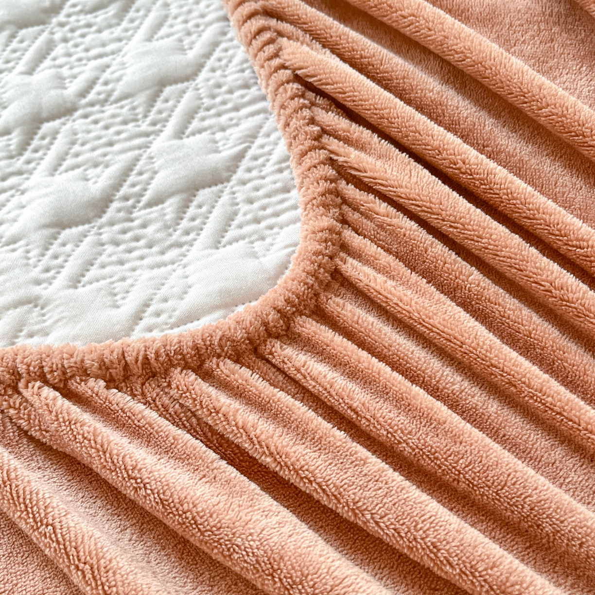 91家纺网 家纺一手货源 找家纺 卡伦家纺 2025新款抗菌雕花牛奶绒千鸟格夹棉床笠系列 千鸟格床笠-暖橙