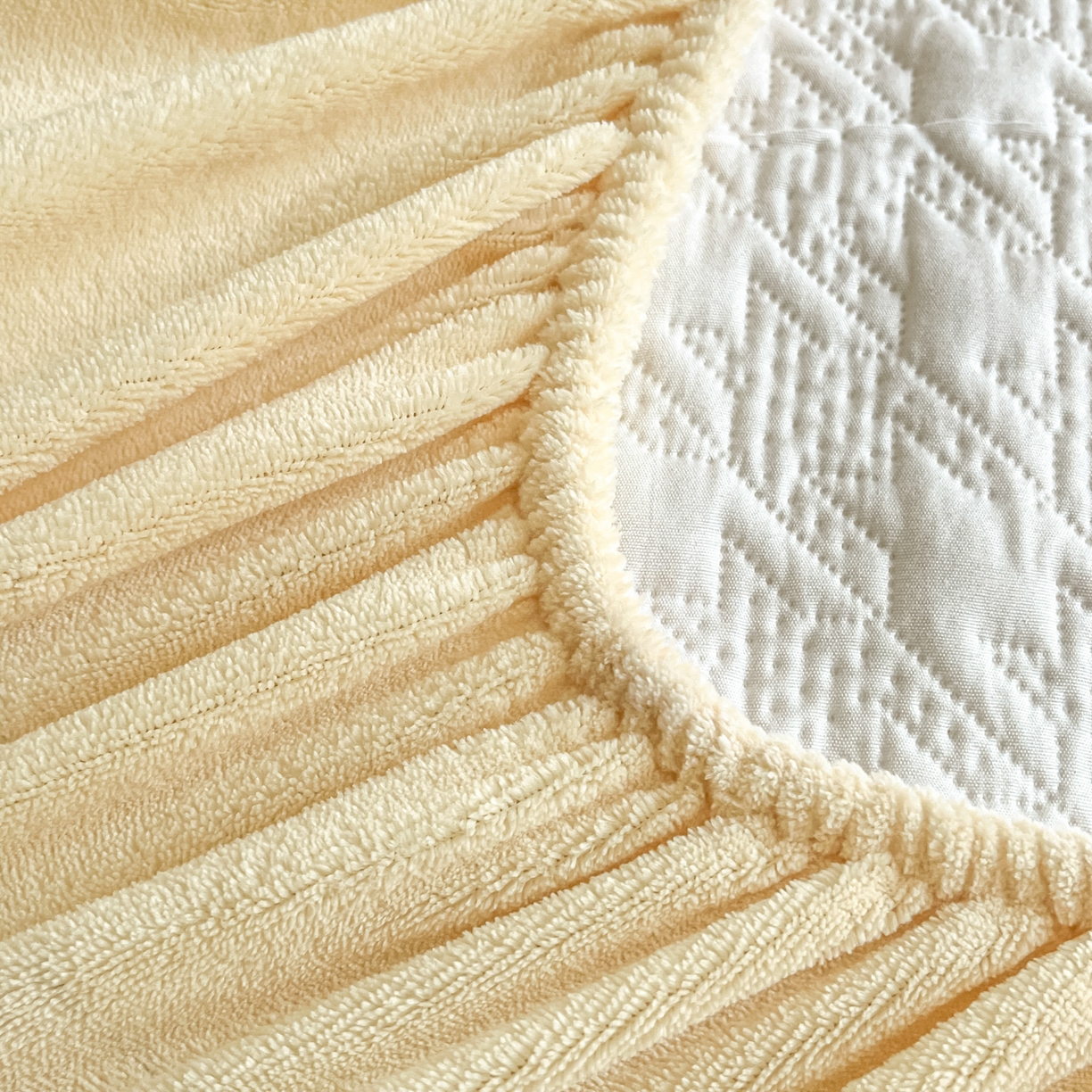 91家纺网 家纺一手货源 找家纺 卡伦家纺 2025新款抗菌雕花牛奶绒千鸟格夹棉床笠系列 千鸟格床笠-黄