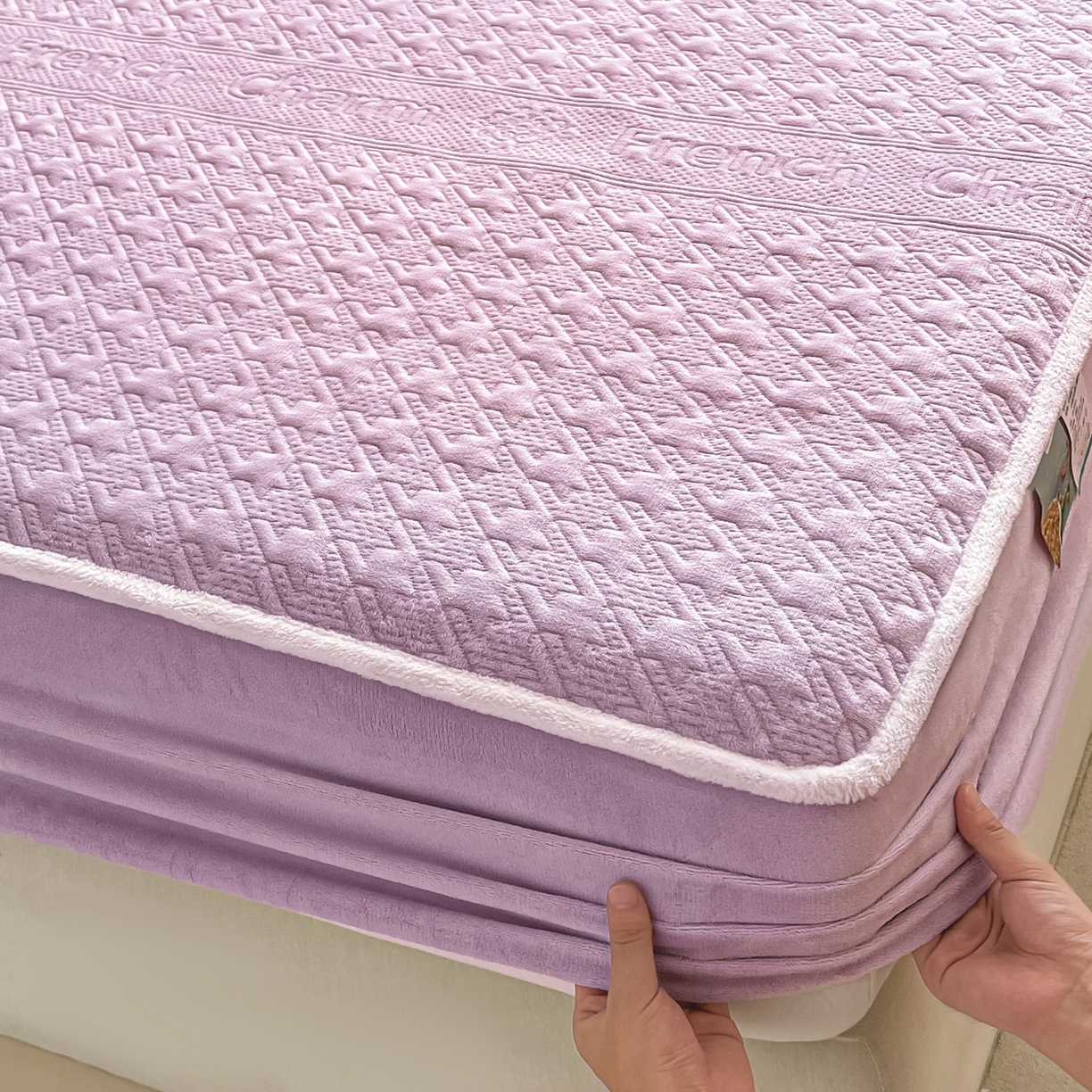 91家纺网 家纺一手货源 找家纺 卡伦家纺 2025新款抗菌雕花牛奶绒千鸟格夹棉床笠系列 千鸟格床笠-紫