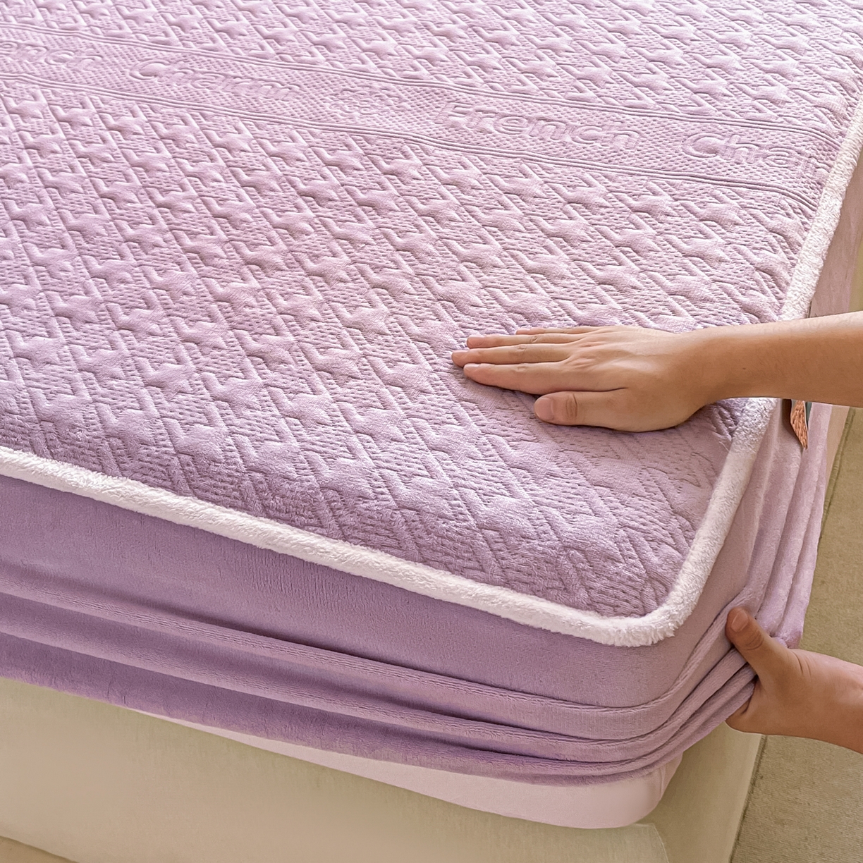 91家纺网 家纺一手货源 找家纺 卡伦家纺 2025新款抗菌雕花牛奶绒千鸟格夹棉床笠系列 千鸟格床笠-紫