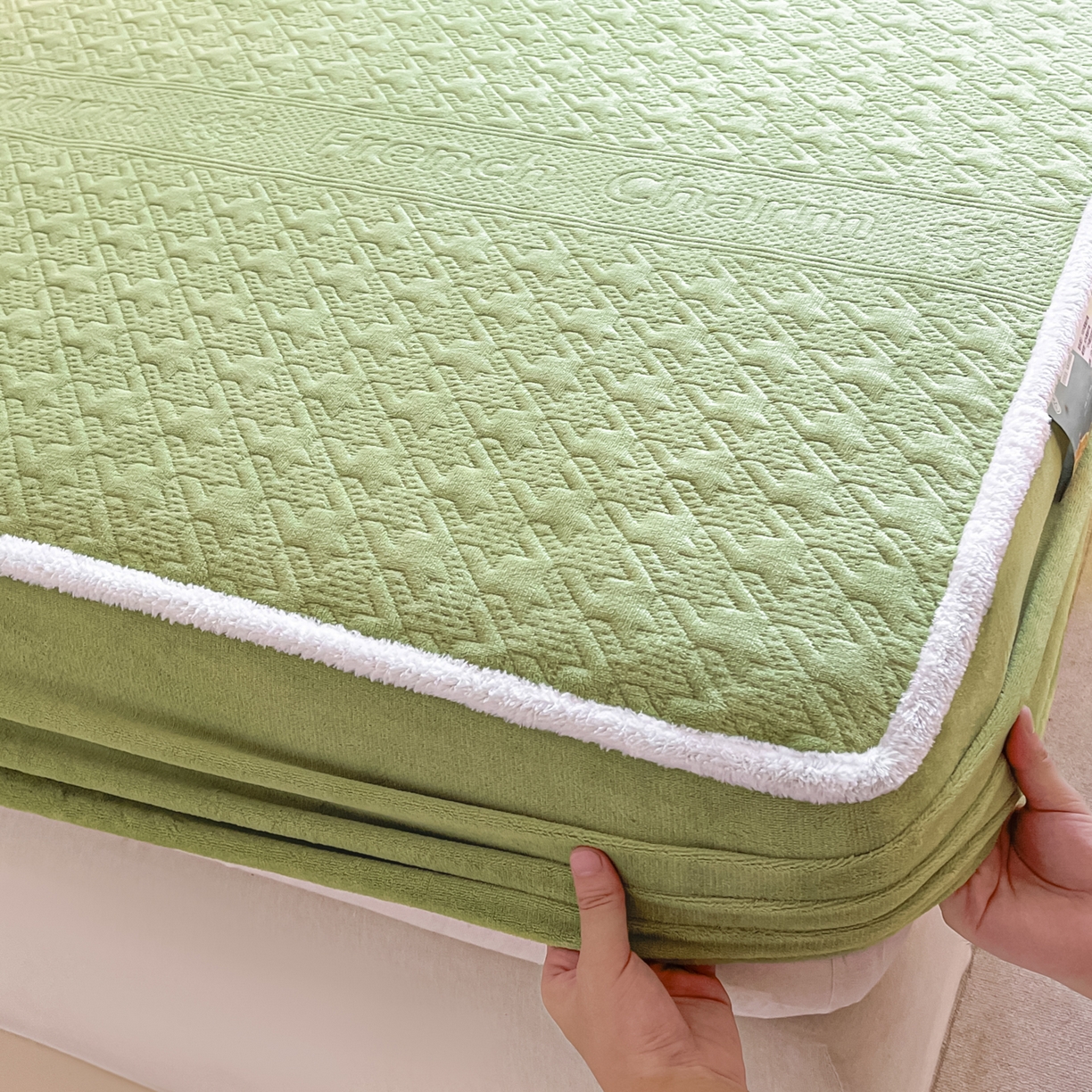 91家纺网 家纺一手货源 找家纺 卡伦家纺 2025新款抗菌雕花牛奶绒千鸟格夹棉床笠系列 千鸟格床笠-绿