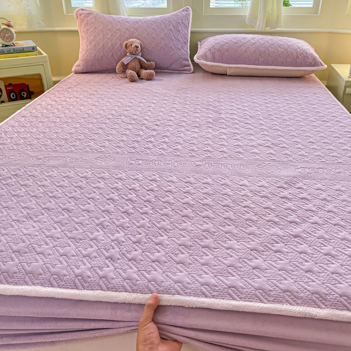 91家纺网 家纺一手货源 找家纺 卡伦家纺 2025新款抗菌雕花牛奶绒千鸟格夹棉床笠系列 千鸟格床笠-紫