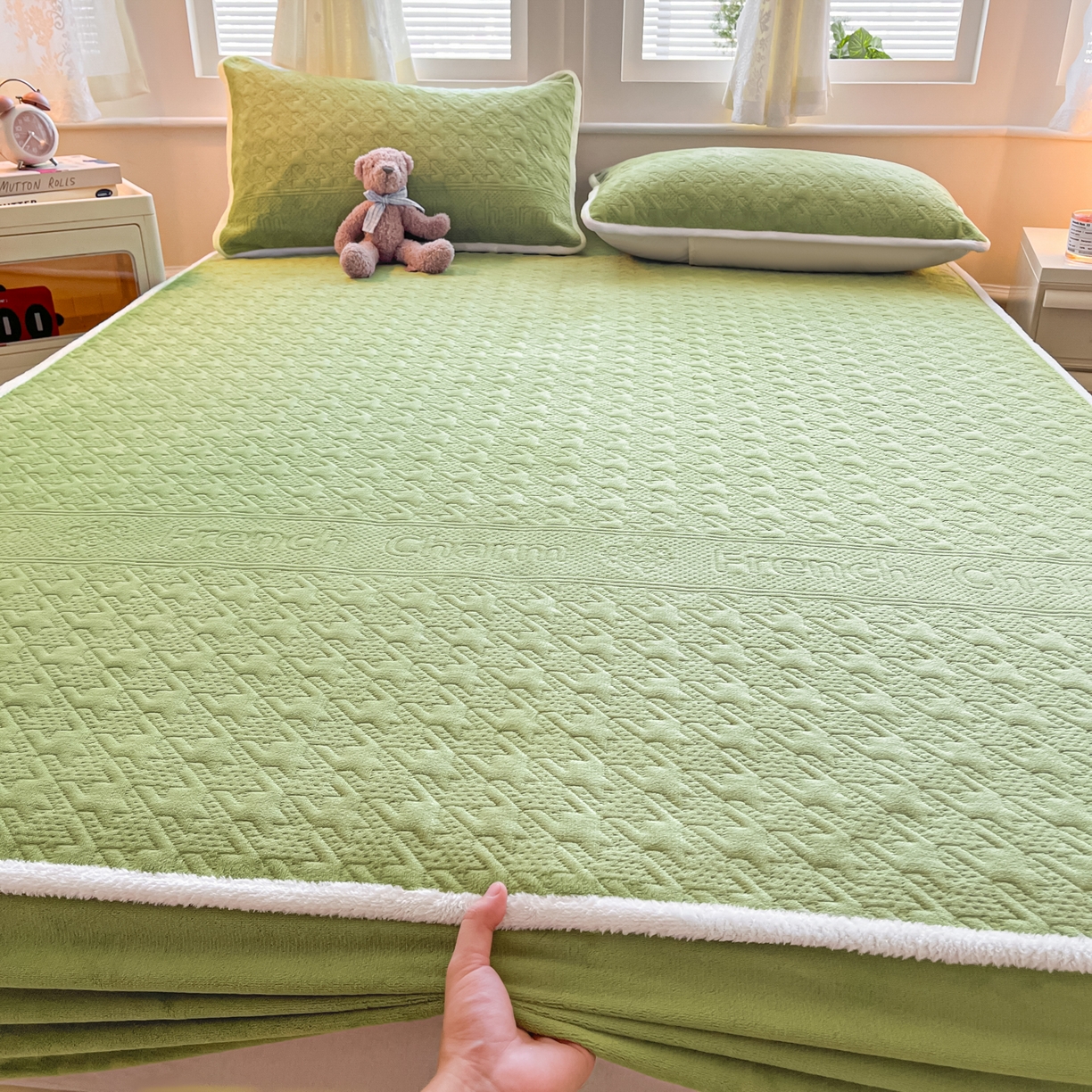 91家纺网 家纺一手货源 找家纺 卡伦家纺 2025新款抗菌雕花牛奶绒千鸟格夹棉床笠系列 千鸟格床笠-绿