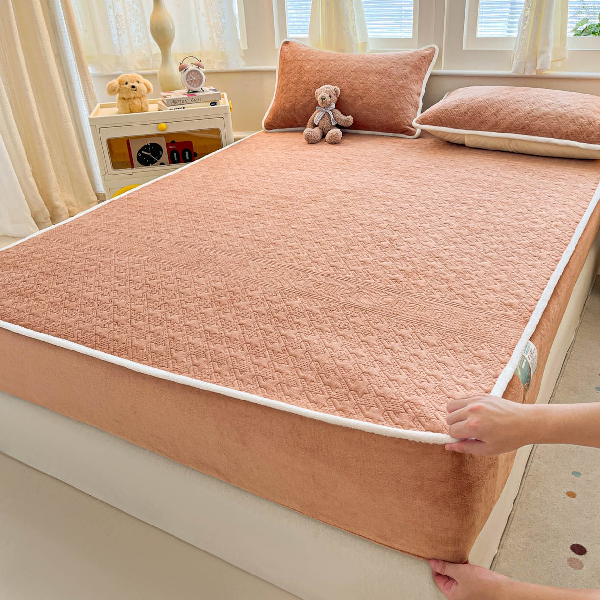 91家纺网 家纺一手货源 找家纺 卡伦家纺 2025新款抗菌雕花牛奶绒千鸟格夹棉床笠系列 千鸟格床笠-暖橙