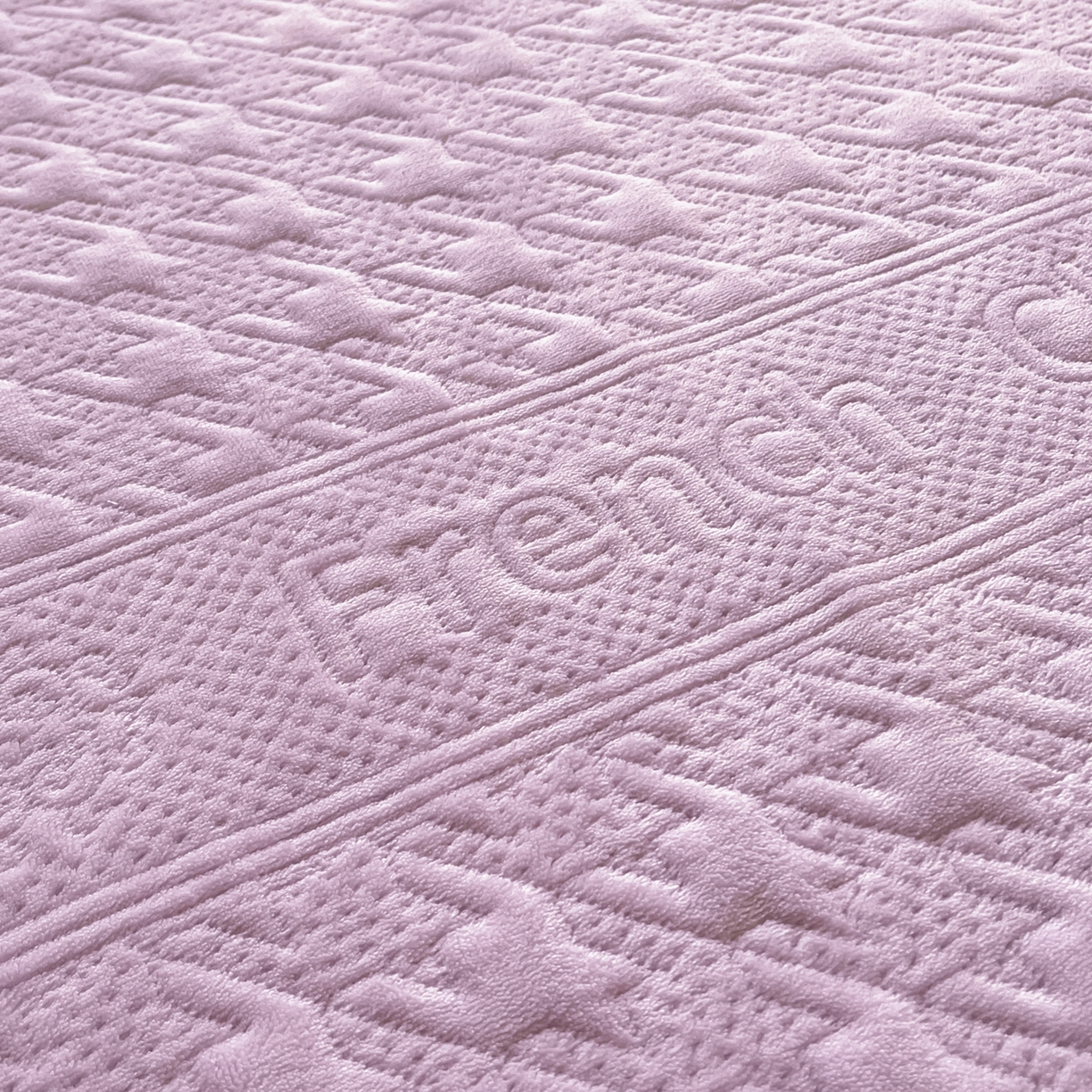 91家纺网 家纺一手货源 找家纺 卡伦家纺 2025新款抗菌雕花牛奶绒千鸟格夹棉床笠系列 千鸟格床笠-紫