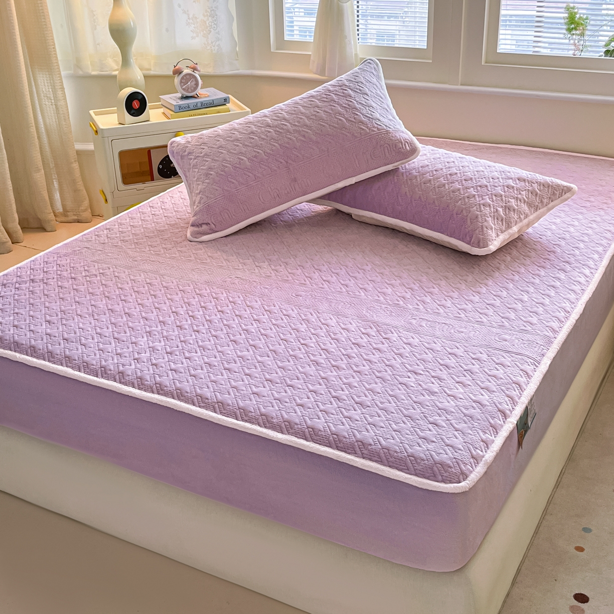 91家纺网 家纺一手货源 找家纺 卡伦家纺 2025新款抗菌雕花牛奶绒千鸟格夹棉床笠系列 千鸟格床笠-紫