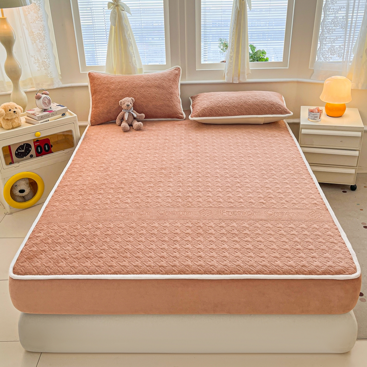 91家纺网 家纺一手货源 找家纺 卡伦家纺 2025新款抗菌雕花牛奶绒千鸟格夹棉床笠系列 千鸟格床笠-暖橙