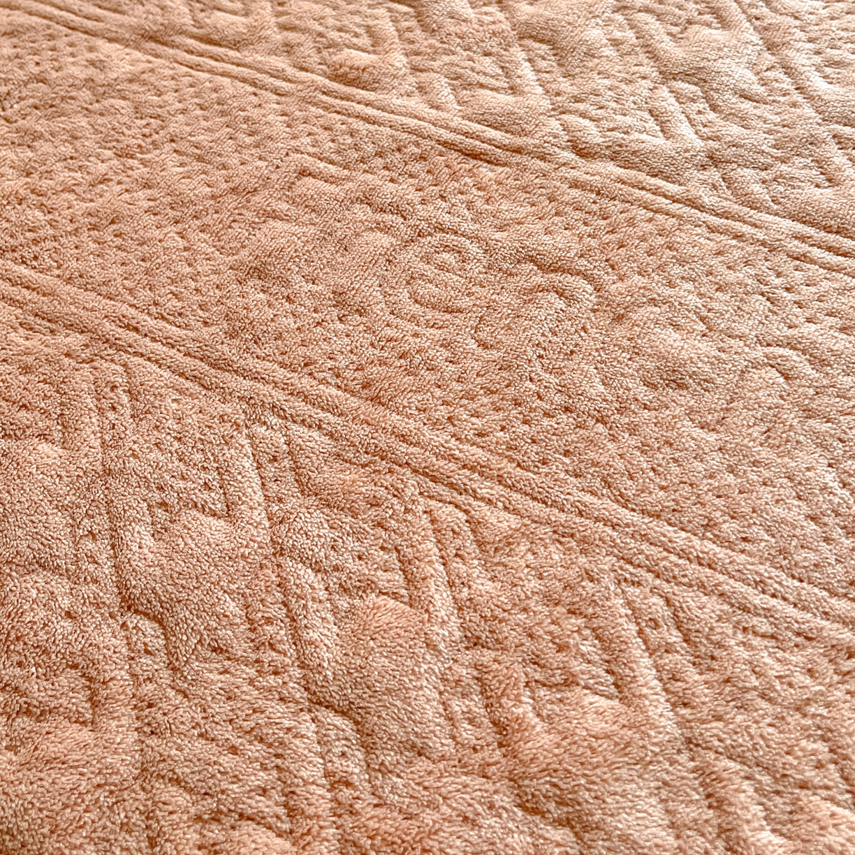 91家纺网 家纺一手货源 找家纺 卡伦家纺 2025新款抗菌雕花牛奶绒千鸟格夹棉床笠系列 千鸟格床笠-暖橙