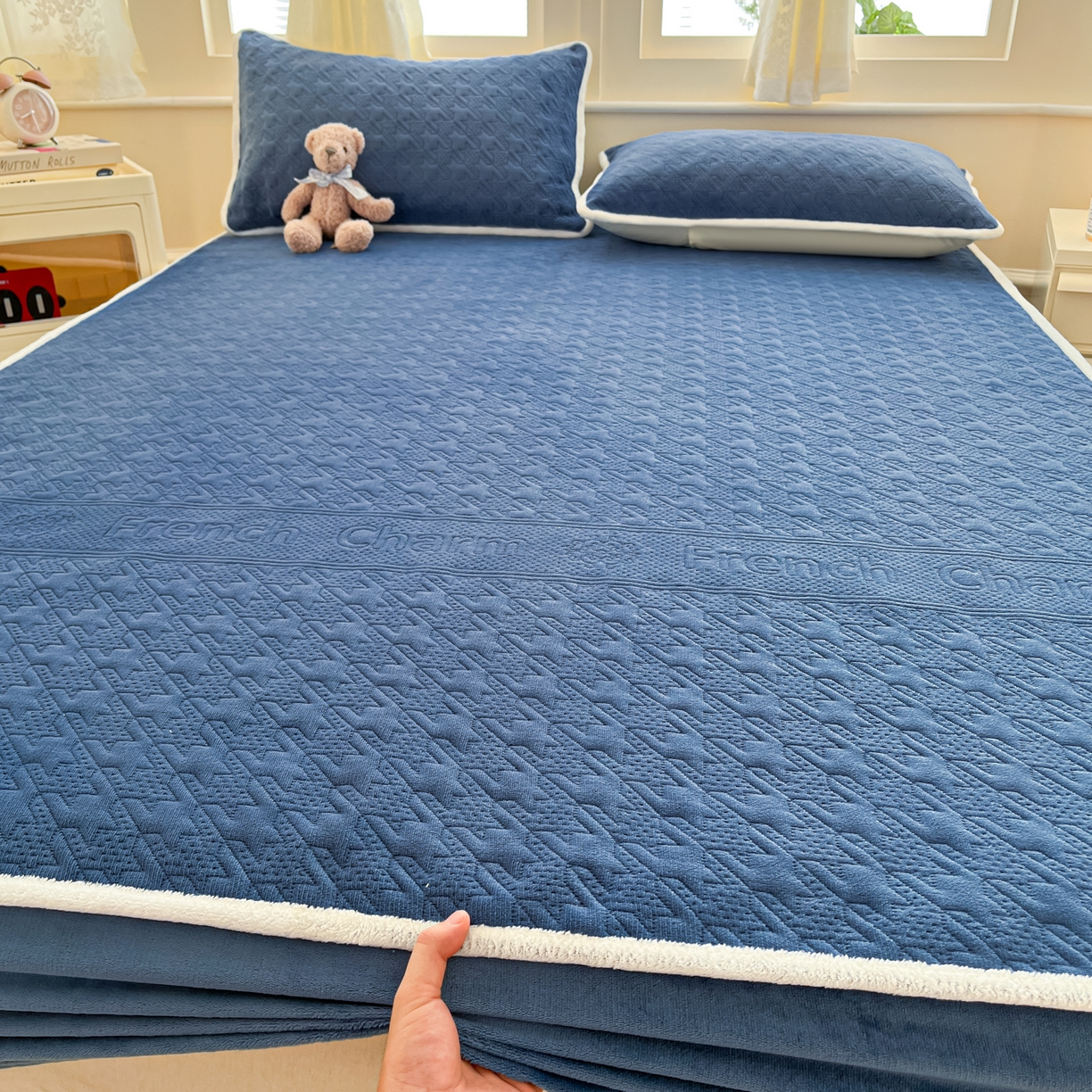 91家纺网 家纺一手货源 找家纺 卡伦家纺 2025新款抗菌雕花牛奶绒千鸟格夹棉床笠系列 千鸟格床笠-蓝