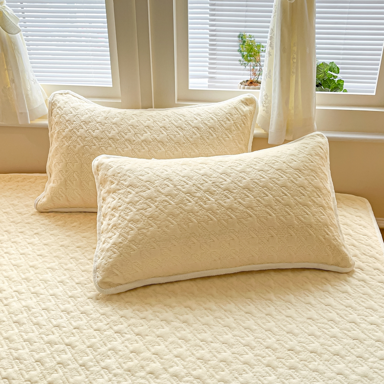 91家纺网 家纺一手货源 找家纺 卡伦家纺 2025新款抗菌雕花牛奶绒千鸟格夹棉床笠系列 千鸟格床笠-黄