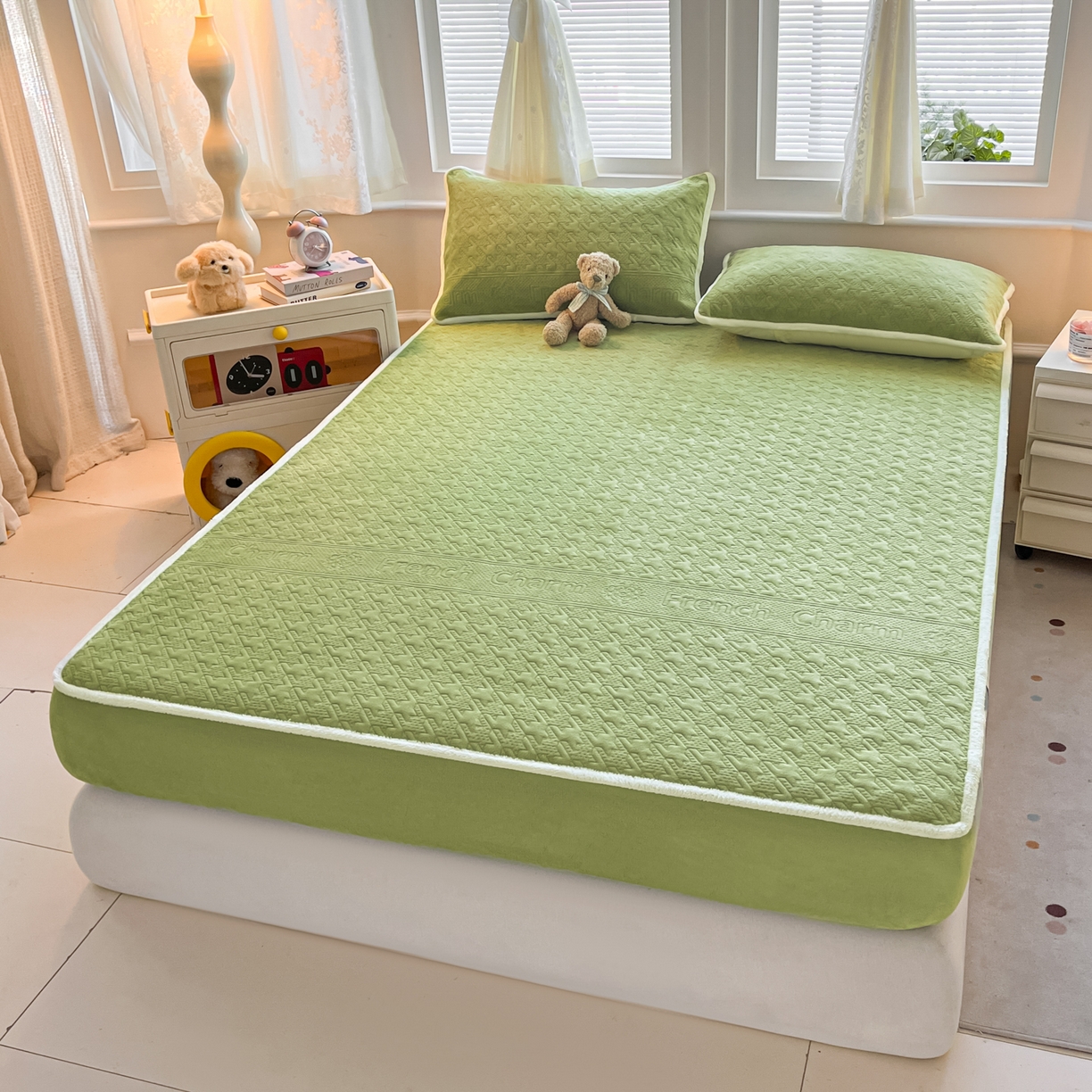 91家纺网 家纺一手货源 找家纺 卡伦家纺 2025新款抗菌雕花牛奶绒千鸟格夹棉床笠系列 千鸟格床笠-绿