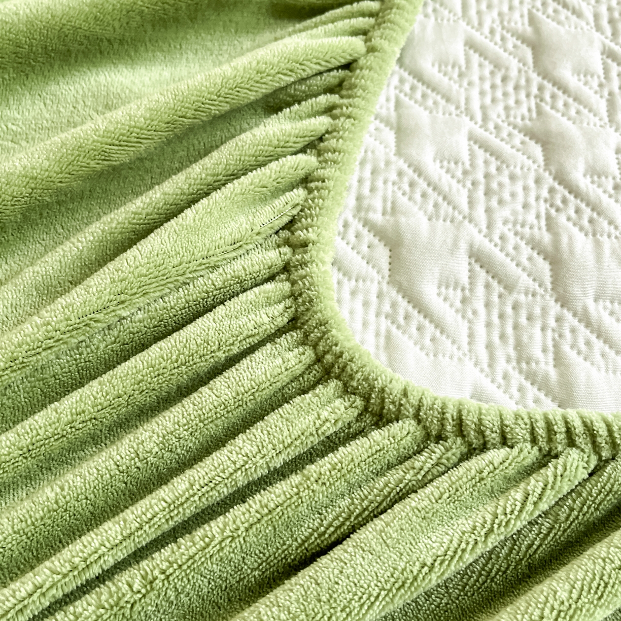 91家纺网 家纺一手货源 找家纺 卡伦家纺 2025新款抗菌雕花牛奶绒千鸟格夹棉床笠系列 千鸟格床笠-绿