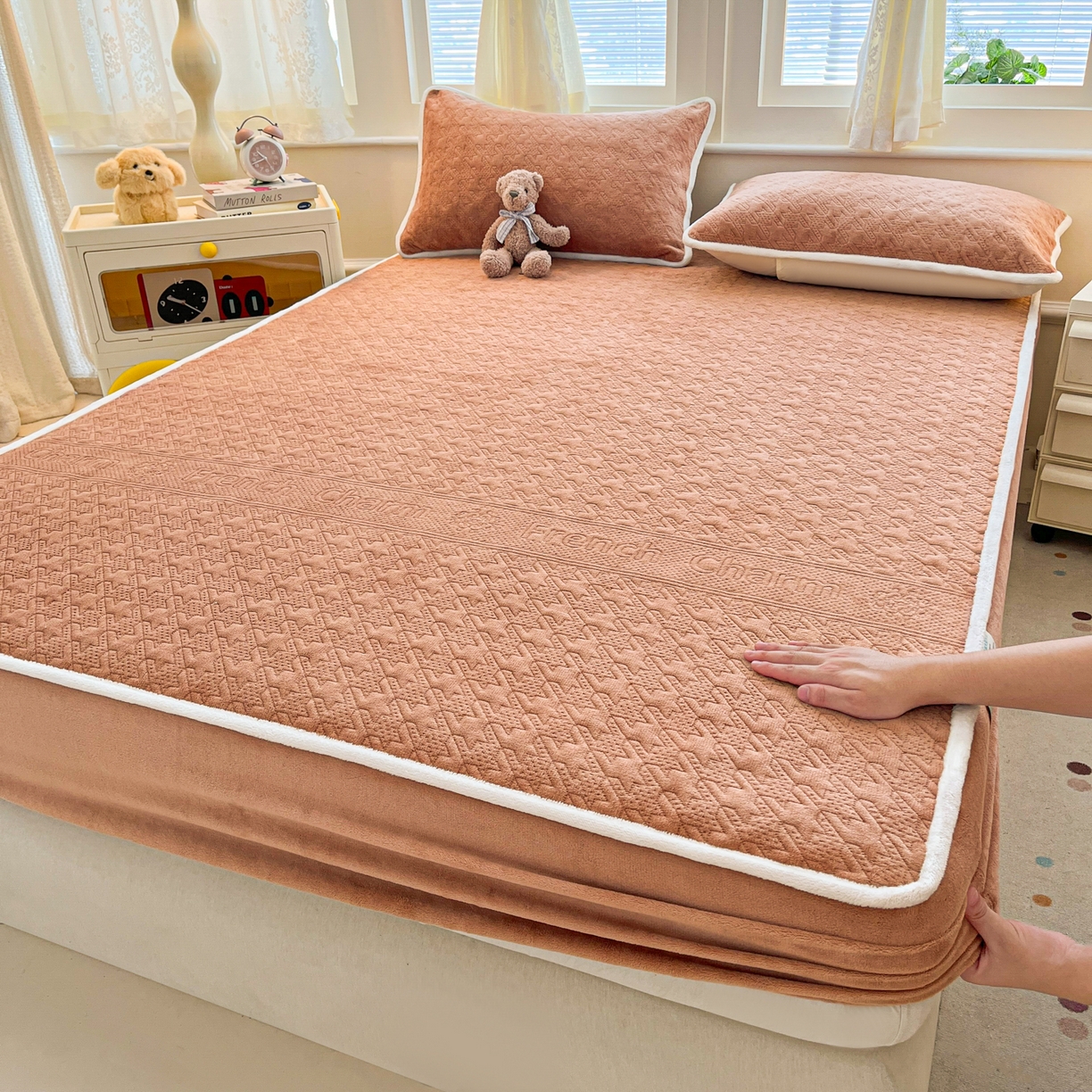 91家纺网 家纺一手货源 找家纺 卡伦家纺 2025新款抗菌雕花牛奶绒千鸟格夹棉床笠系列 千鸟格床笠-暖橙