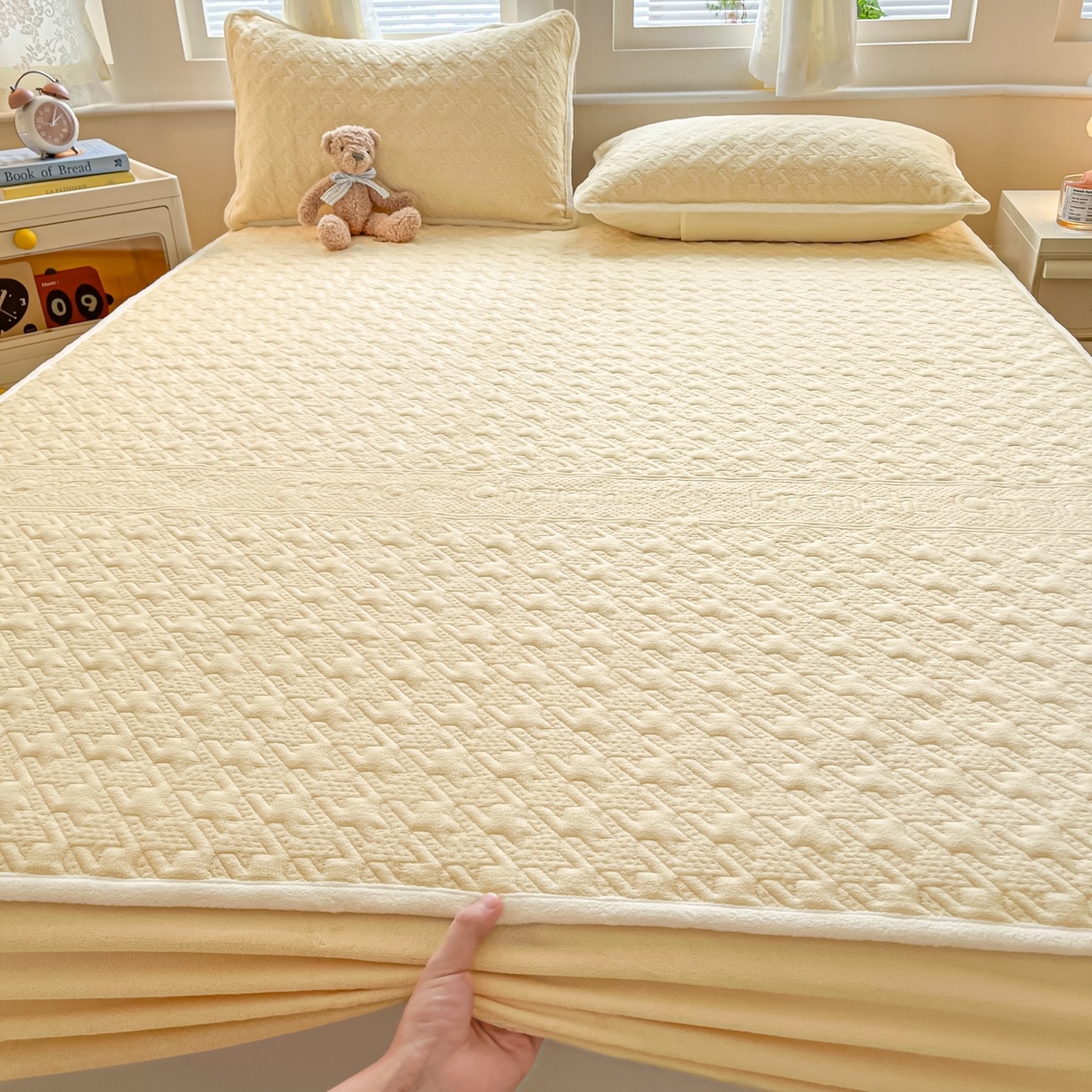 91家纺网 家纺一手货源 找家纺 卡伦家纺 2025新款抗菌雕花牛奶绒千鸟格夹棉床笠系列 千鸟格床笠-黄