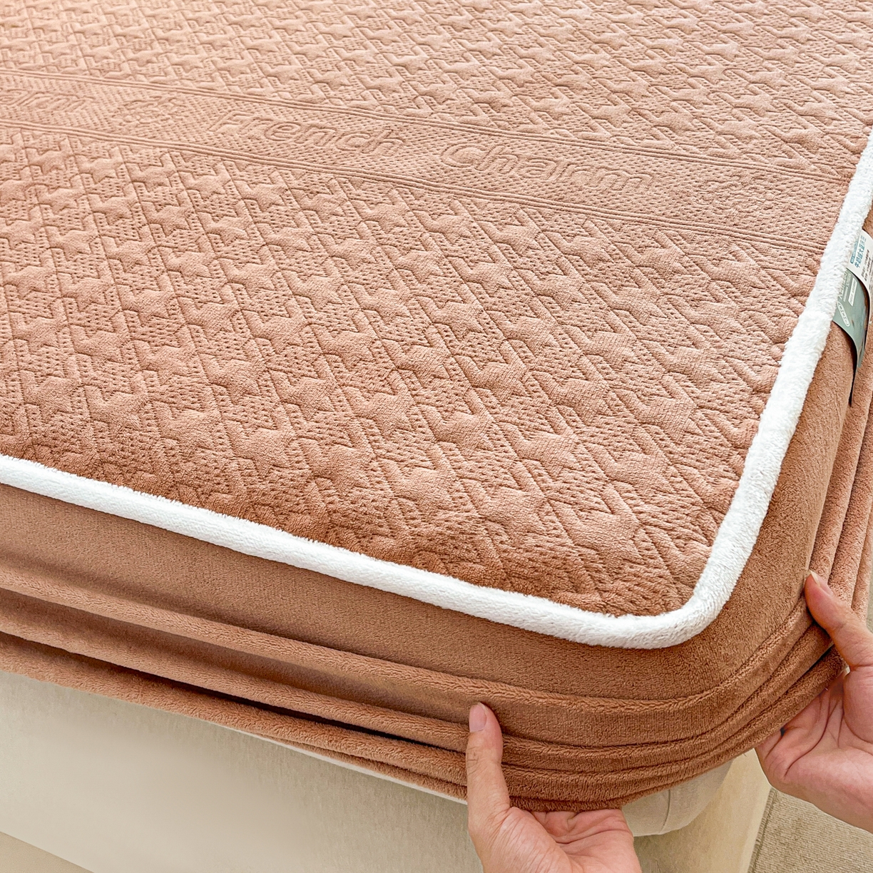 91家纺网 家纺一手货源 找家纺 卡伦家纺 2025新款抗菌雕花牛奶绒千鸟格夹棉床笠系列 千鸟格床笠-暖橙