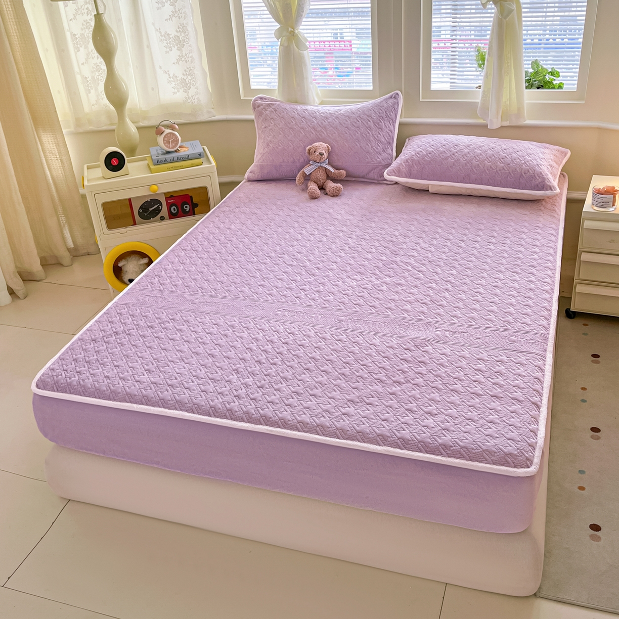 91家纺网 家纺一手货源 找家纺 卡伦家纺 2025新款抗菌雕花牛奶绒千鸟格夹棉床笠系列 千鸟格床笠-紫