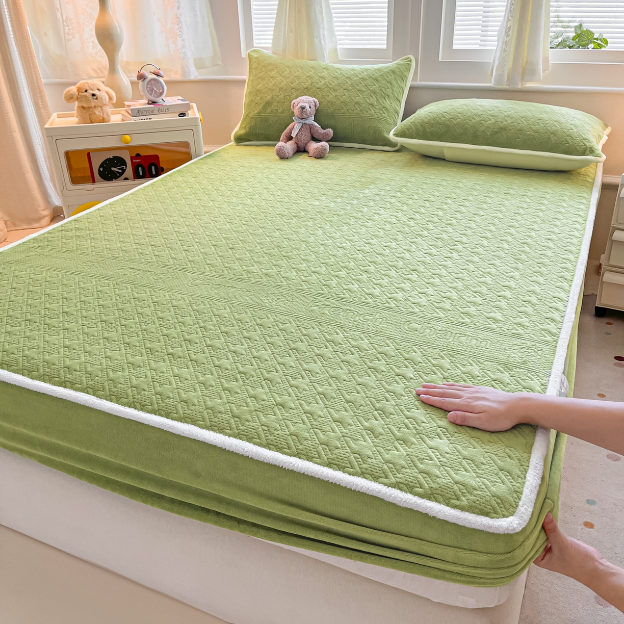 91家纺网 家纺一手货源 找家纺 卡伦家纺 2025新款抗菌雕花牛奶绒千鸟格夹棉床笠系列 千鸟格床笠-绿