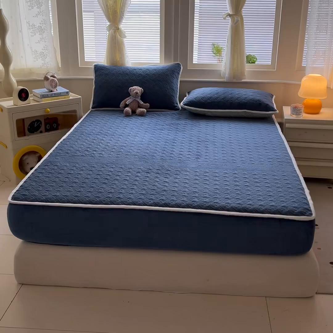 91家纺网 家纺一手货源 找家纺 卡伦家纺 2025新款抗菌雕花牛奶绒千鸟格夹棉床笠系列 千鸟格床笠-蓝