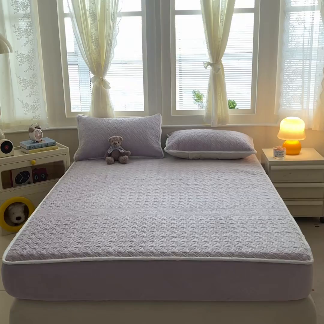 91家纺网 家纺一手货源 找家纺 卡伦家纺 2025新款抗菌雕花牛奶绒千鸟格夹棉床笠系列 千鸟格床笠-紫