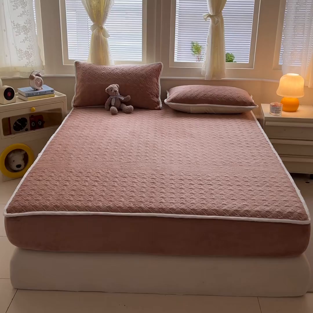 91家纺网 家纺一手货源 找家纺 卡伦家纺 2025新款抗菌雕花牛奶绒千鸟格夹棉床笠系列 千鸟格床笠-暖橙