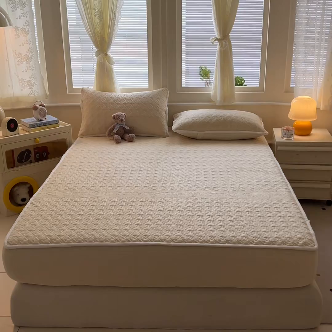 91家纺网 家纺一手货源 找家纺 卡伦家纺 2025新款抗菌雕花牛奶绒千鸟格夹棉床笠系列 千鸟格床笠-黄