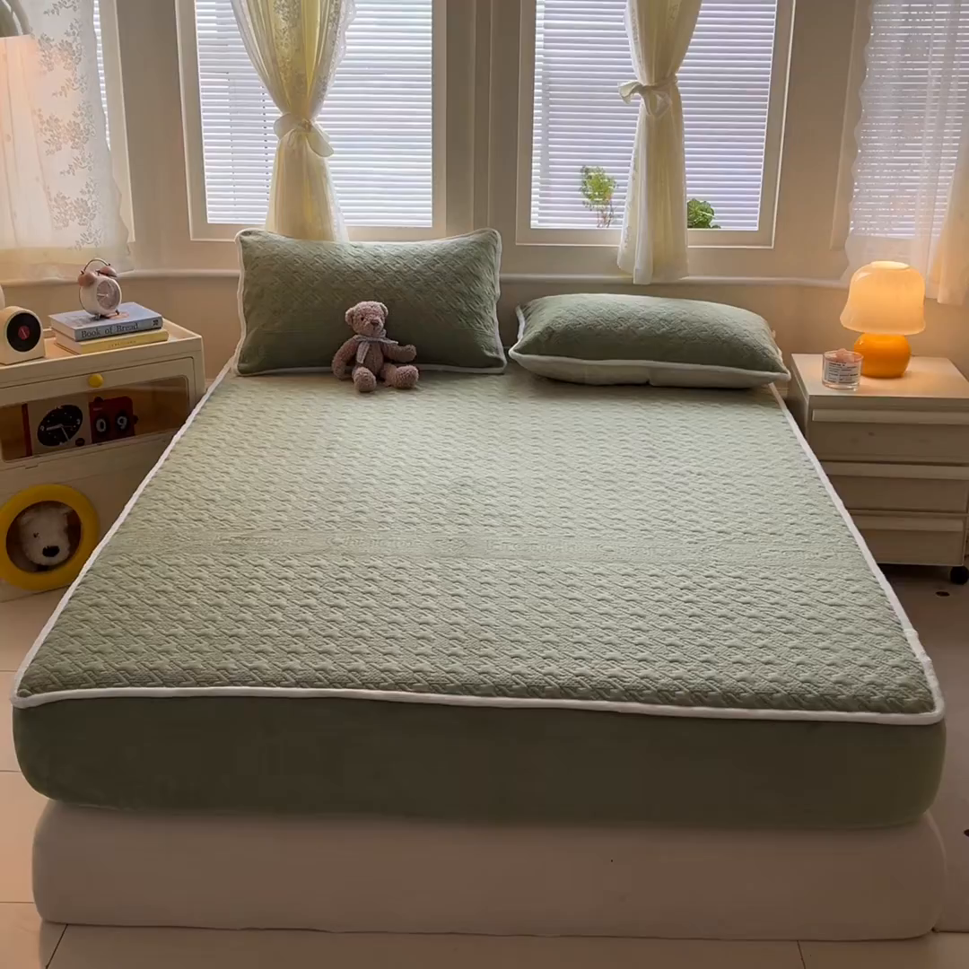 91家纺网 家纺一手货源 找家纺 卡伦家纺 2025新款抗菌雕花牛奶绒千鸟格夹棉床笠系列 千鸟格床笠-绿