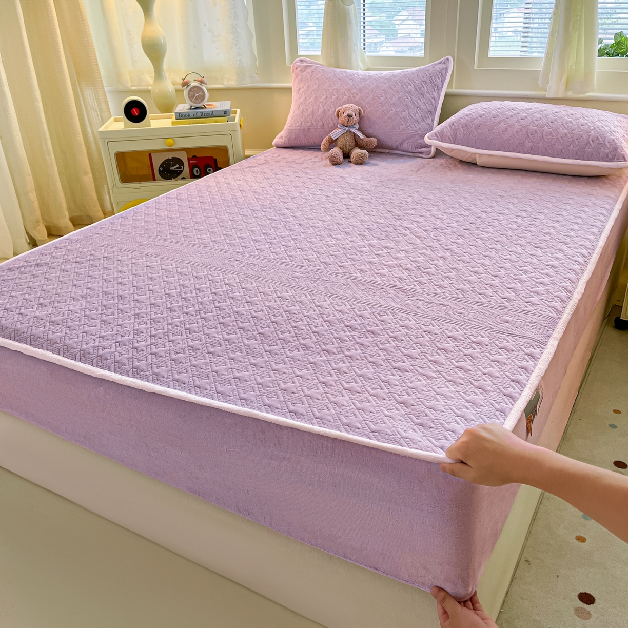 91家纺网 家纺一手货源 找家纺 卡伦家纺 2025新款抗菌雕花牛奶绒千鸟格夹棉床笠系列 千鸟格床笠-紫