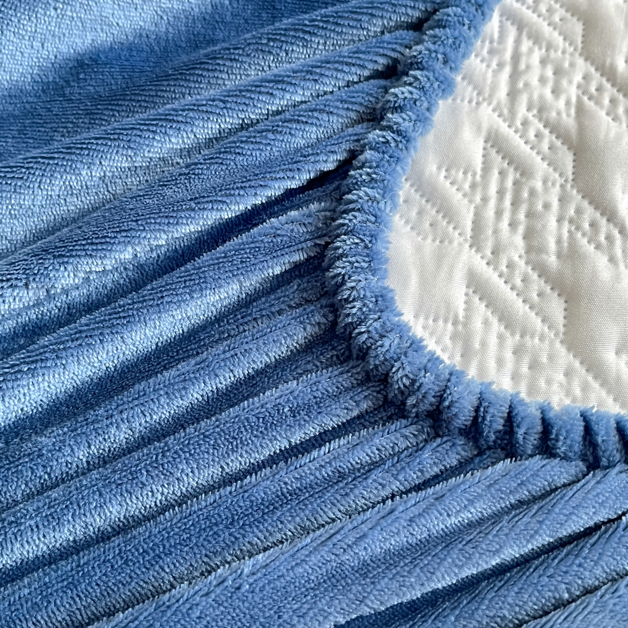 91家纺网 家纺一手货源 找家纺 卡伦家纺 2025新款抗菌雕花牛奶绒千鸟格夹棉床笠系列 千鸟格床笠-蓝