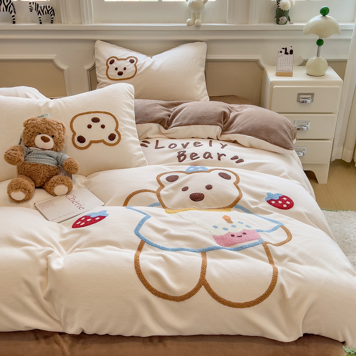 91家纺网 家纺一手货源 找家纺 悦织语 2025新款加厚200克高克重毛巾绣牛奶绒四件套 蛋糕熊-卡其