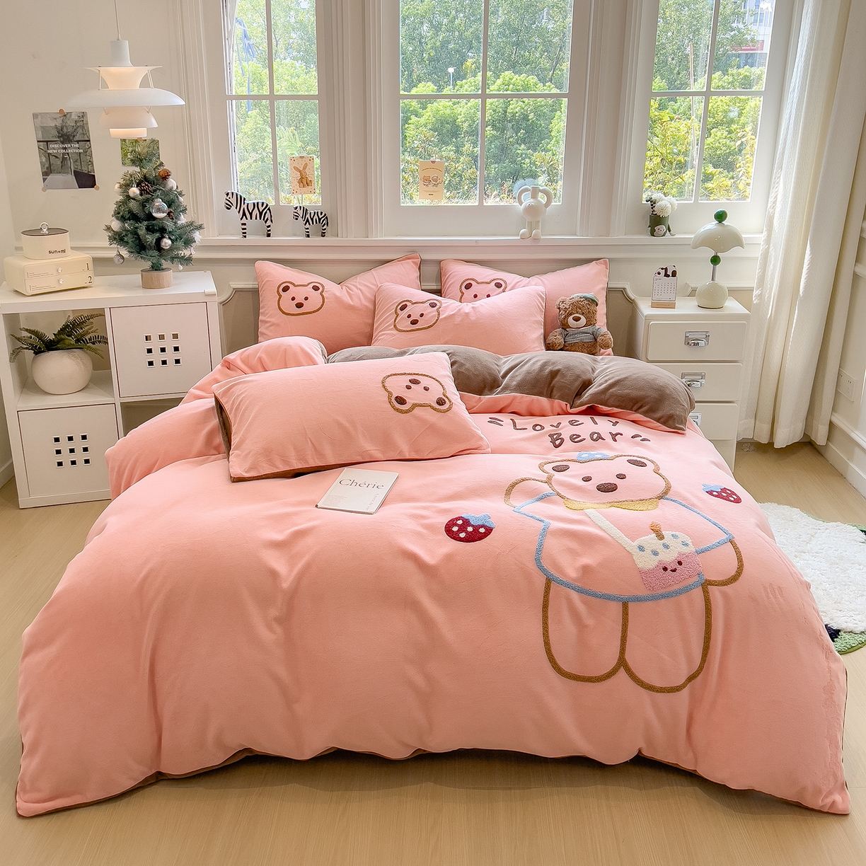 91家纺网 家纺一手货源 找家纺 悦织语 2025新款加厚200克高克重毛巾绣牛奶绒四件套 蛋糕熊-粉玉