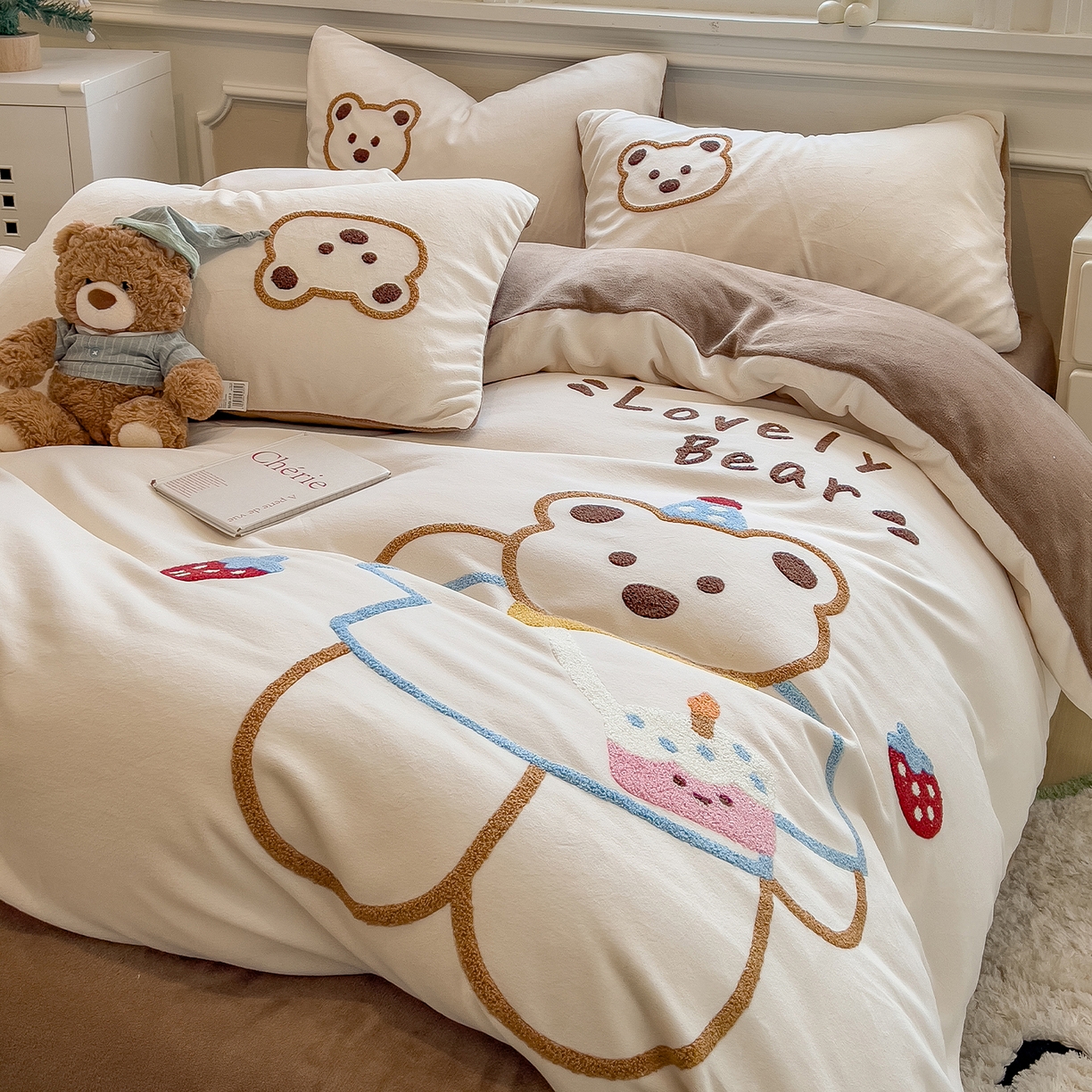 91家纺网 家纺一手货源 找家纺 悦织语 2025新款加厚200克高克重毛巾绣牛奶绒四件套 蛋糕熊-卡其