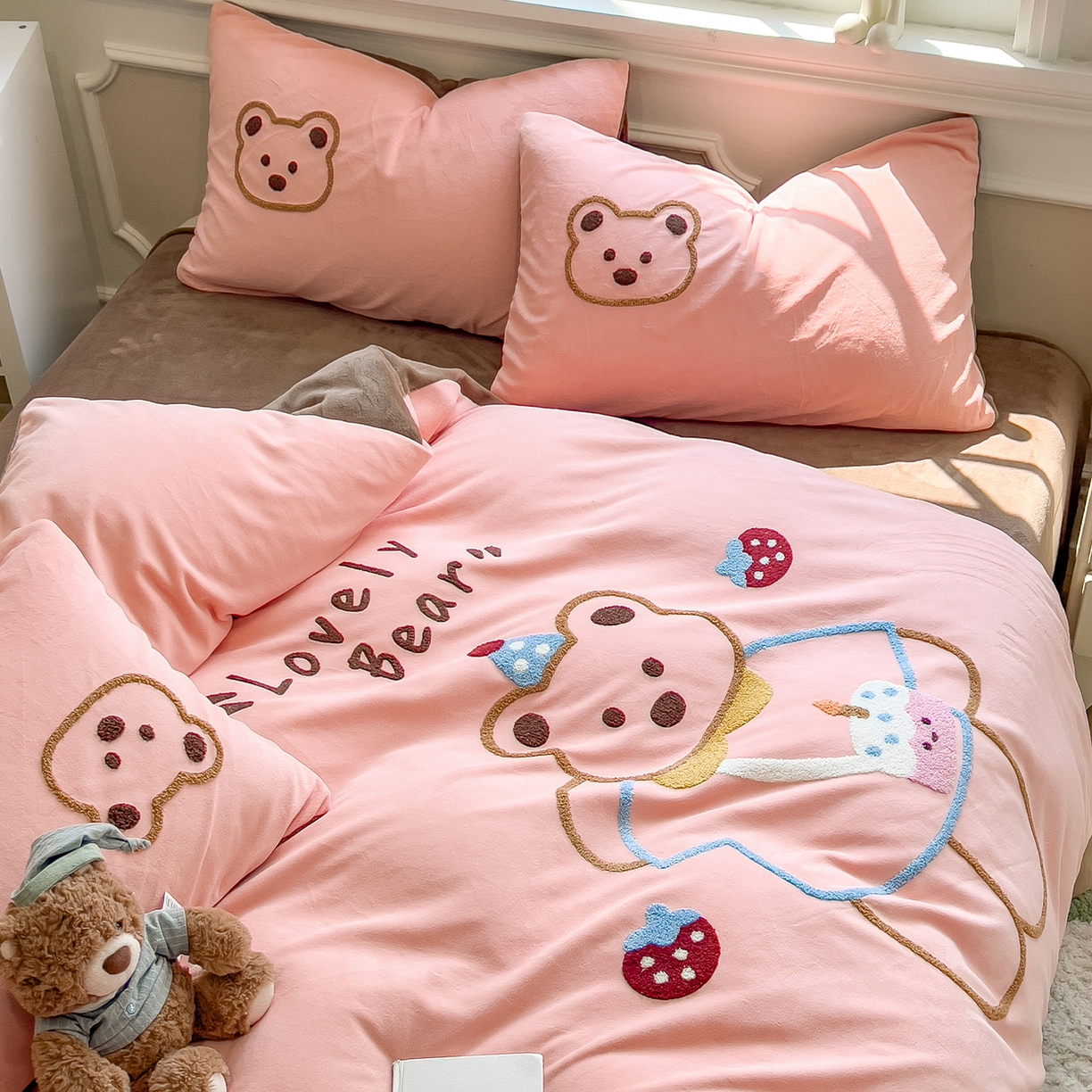 91家纺网 家纺一手货源 找家纺 悦织语 2025新款加厚200克高克重毛巾绣牛奶绒四件套 蛋糕熊-粉玉